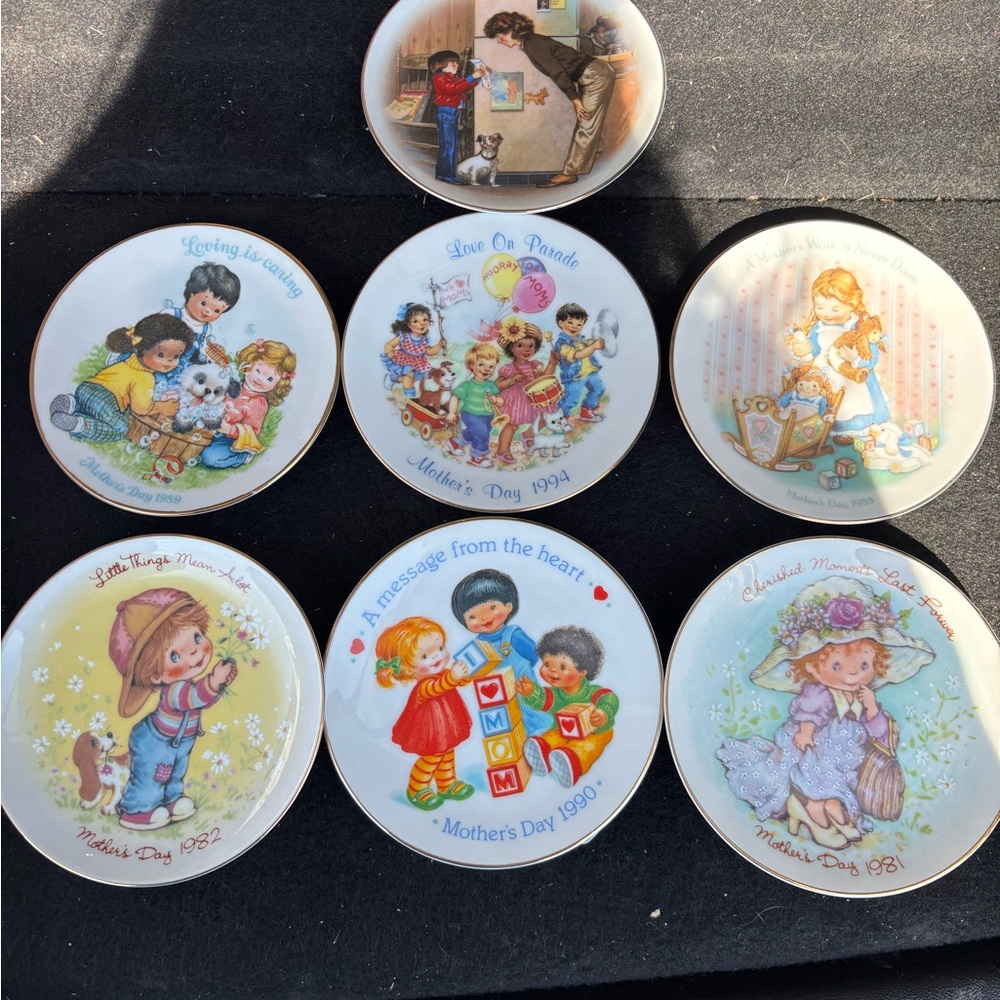 Avon Mothers Day Collectible Plate Set